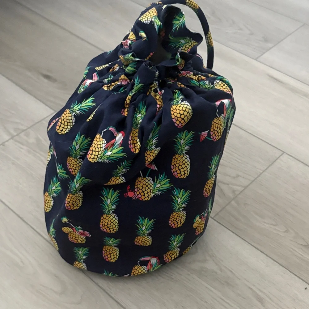 Vera Bradley Toucan Party Pineapple quilted bag set. Plus 4 other travel items - Picture 10 of 16